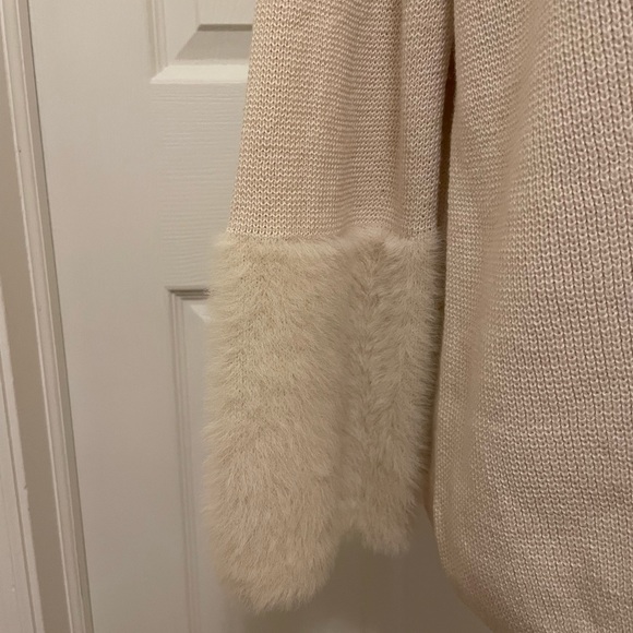 Cream sweater with faux fur cuffs - Picture 6 of 8